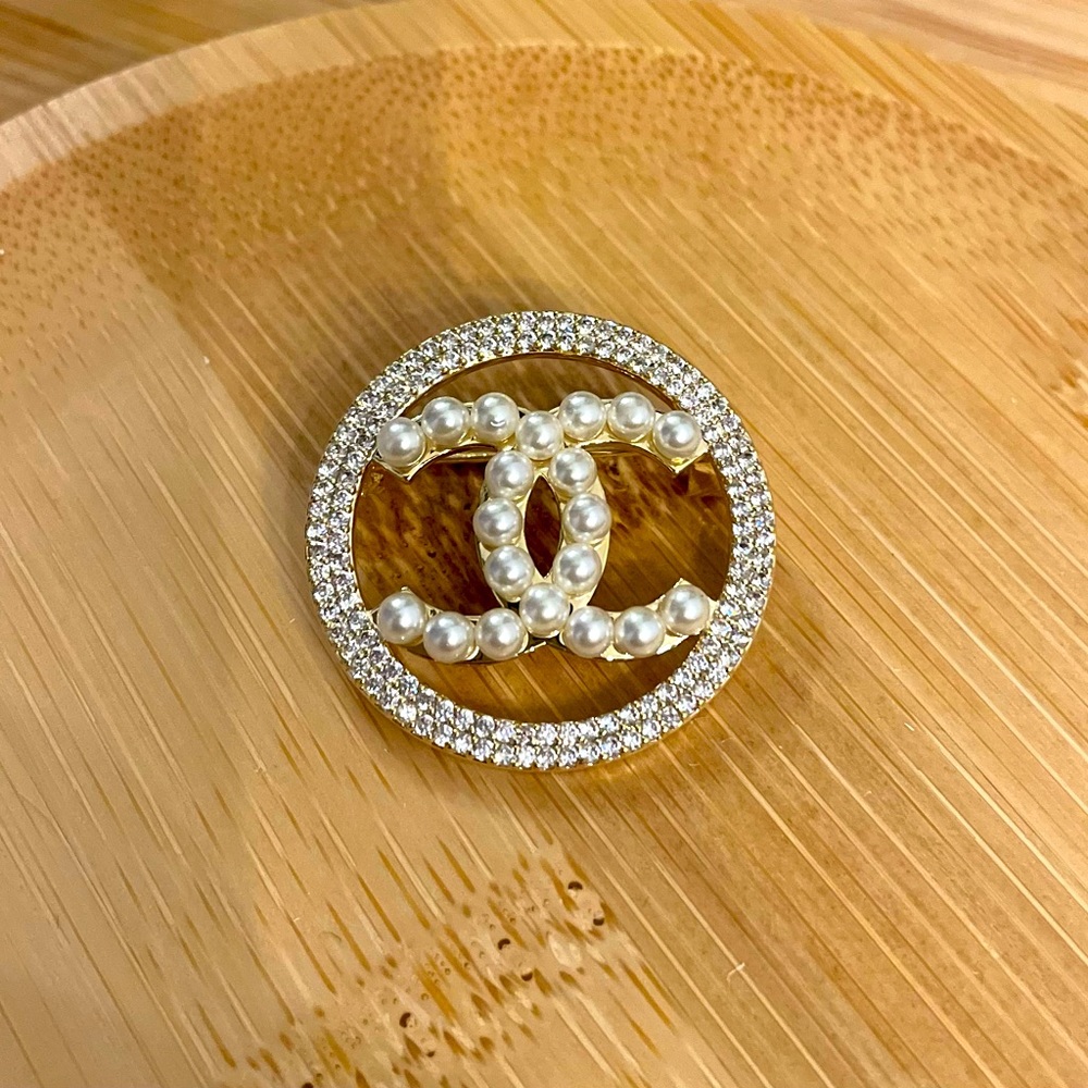 Brooch Cc style with authentic freshwater pearls in gold tone. Brand new.